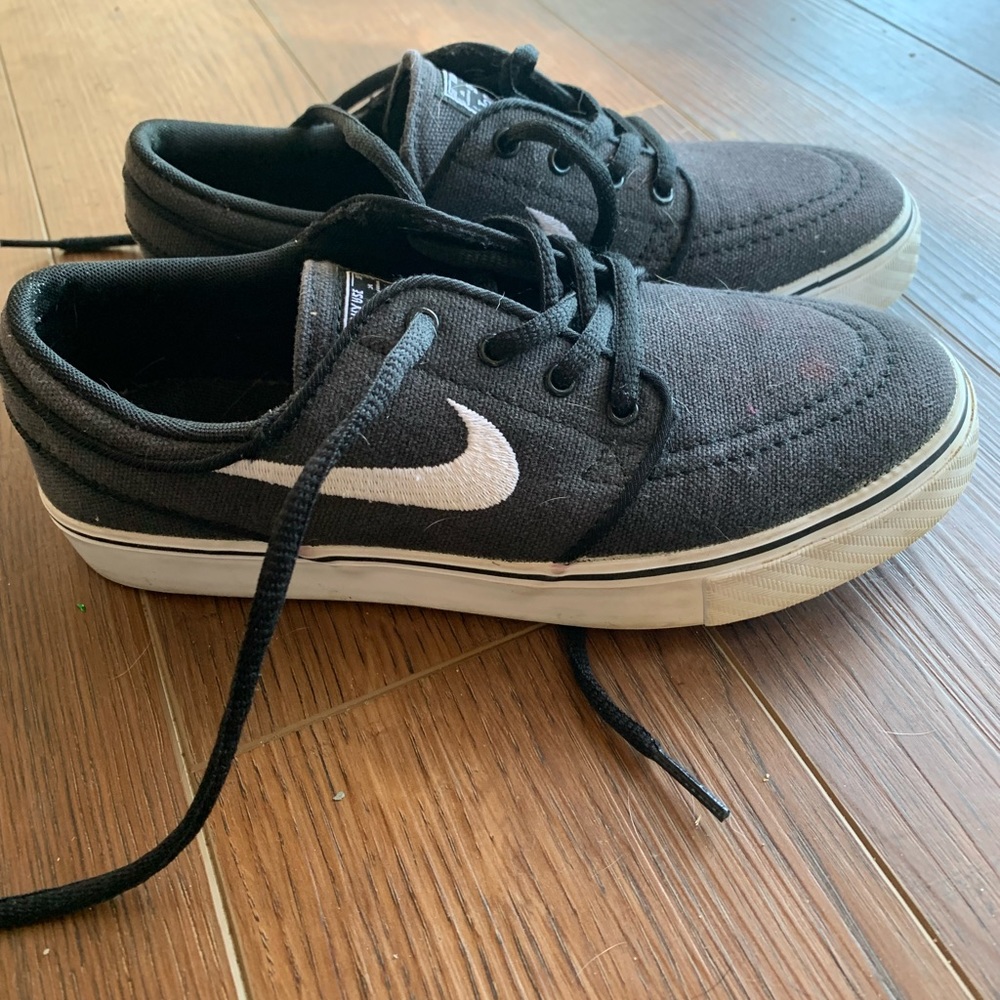 Youth Size 4 (Women’s Size 6) Nike Sneakers